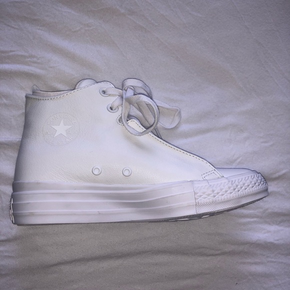 white leather ladies converse